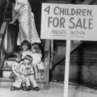 &quot;Se venden cuatro ni&ntilde;os. Preguntar dentro&quot;. Un matrimonio sin trabajo ni dinero pone a la venta a sus hijos en Chicago, 1948.