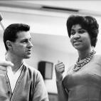 La cantante en el estudio junto a un ingeniero de Circa en 1964.