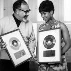 La cantante Aretha Franklin y el productor Jerry Wexler junto al disco de oro por el single I Loved A Man (The Way I Love You)&nbsp;en 1967 en Nueva York.
