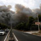 El humo emerge de un incendio, en Neo Voutsa, al norte de Atenas.