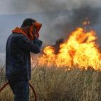Un voluntario se seca la cara por el esfuerzo de la lucha contra las llamas en Penteli, una localidad cercana a Atenas.