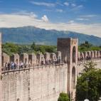 El gran rasgo distintivo de este pueblo medieval de la provincia de Padua es su espectacular muralla, de más de 1.400 metros de largo y una altura de entre 12 y 14 metros. Con cuatro puertas de acceso que corresponden con los cuatro puntos card...