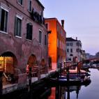 Pequeño y colorido, este pueblo es como una pequeña Venecia a apenas 30 kilómetros de la masificada ciudad. Aunque es conocida por su puerto, Chioggia ha quedado durante los años relegada a un segundo plano a la sombra de su gran vecina. No ...
