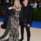 Madonna y el creador de su vestido, el diseñador Jeremy Scott