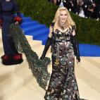 La actriz Sarah Paulson le sujeta la red del vestido a la cantante Madonna