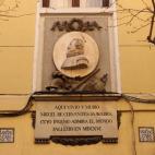 En Madrid, el escritor vivía en la esquina entre la calle del León y la calle Francos, ahora llamada Cervantes. 

En realidad, donde vivió fue en el solar que ahora ocupa el edificio de la imagen, construido en torno a 1800, cuenta el dueño ...