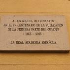 Esta placa se encuentra en la que fue la casa de Cervantes.