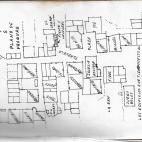 Isidro ha dibujado en su libro un plano del pueblo donde viv&iacute;a hace 50 a&ntilde;os.