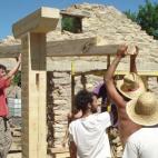Los jóvenes de Fraguas construyendo una de las casas