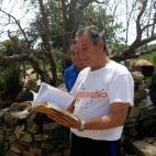 Isidro leyendo el libro que ha escrito sobre Fraguas.