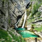 Esta cascada es uno de los afluentes del lago Bohinj. Tiene 78 metros de caída divididos en dos saltos que acaban en un agua limpia y de color turquesa. Pero lo más destacable de este rincón es, sin duda, lo que dice la autora de la imagen: e...