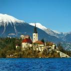 Sin duda, el rincón natural más famoso de Eslovenia y, posiblemente, el más bonito. El lago rodea a la isla del mismo nombre, donde se encuentra una iglesia del siglo XV. Además, en la orilla norte del lago está el castillo medieval de Bled...