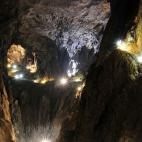 Si alguien quiere estudiar los fenómenos kársticos, las grutas de Skocjan son la mejor opción. Además, están llenas de cuevas y cascadas en sus más de 20 kilómetros de recorrido. Fueron declaradas Patrimonio de la Humanidad en 1986. Ver ...