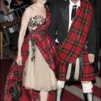 En 2006 Sarah Jessica Parker y Alexander McQuen rindieron homenaje a la transgresión de la moda británica luciendo, cada uno, un kilt.