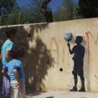 Este segundo trabajo está en el barrio de Jabal Al-Weibdeh en Amán, al lado de un parque infantil y cerca de una mezquita. "Por un lado estoy hablando de Jordania, un país que tiene una larga historia de hospitalidad con los refugiados. Hoy...