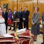 Jura su cargo de ministra de Defensa ante los reyes, don Juan Carlos y do&ntilde;a Sof&iacute;a, en un acto en el Palacio de la Zarzuela, en Madrid.