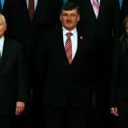 Junto al ministro de Defensa de EEUU Robert Gates y el brit&aacute;nico Rob Ainsworth en la foto de familia de una reuni&oacute;n informal de ministros de Defensa de la OTAN en Estambul (Turqu&iacute;a).