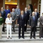 Foto de familia del segundo y &uacute;ltimo Gobierno de Zapatero en la puerta del palacio de la Moncloa.