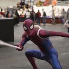 David, especialista de cine, va de Spiderman, su obsesión desde que tenía 10 años, cuando se hizo su primer disfraz de Hombre Araña. "Poco a poco he ido mejorando y ahora tengo unos ocho trajes. Los diseños los han hecho amigos míos, los m...