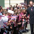 Eduardo de Inglaterra saluda a niños de la colonia británica