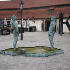 El praguense David Čern&yacute; es el autor de esta conocida fuente de dos hombres orinando frente a las puertas del museo Kafka. Su peculiaridad se encuentra no s&oacute;lo en el atrevimiento de sus esculturas, sino en la articulaci&...