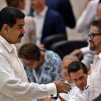El presidente de Venezuela, Nicolás Maduro (i) saluda a Luciano Marín Arango, alias 'Iván Márquez'