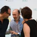 Pérez Rubalcaba charlando con los responsables de 'El Huffington Post'