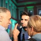 Sergi Arola charla con la diputada del PSOE Ángeles Álvarez y Carlos Carnicero Urabayen