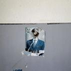 El cartel destruido del Presidente Bashar al-Assad en el colegio "Siria, La Esperanza" en la ciudad de Maarat an-Numan, Siria.