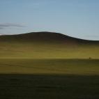 Un hombre cabalga en su caballo atravesando los paisajes de Zuunmod, al sur de Ulan Bator, Mongolia.