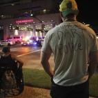 Support DART Police, reza la camiseta de este hombre en apoyo a la policía de Dallas después del tiroteo. Está observando la entrada a emergencias, donde fue llevado uno de los cinco agentes muertos tras la manifestación contra la violencia ...