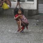 Las numerosas lluvias en Filipinas han traído situaciones como esta, en los suburbios de Mandaluyon, al Este de Manila, en Filipinas.