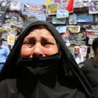 Una mujer irakí llora frente al memorial de las víctimas de un atentado por bomba que se llevó la vida de 200 persona en el barrio de Karrada, Bagdad.