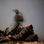 Un soldado estadounidense se toma un descanso durante una misión nocturna, cerca de la provincia de Kunar, en Afganistán.