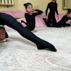 Un grupo de chicas contorsionistas practican en su colegio de Ulaanbaatar, Mongolia.