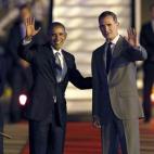 Obama saluda al llegar a la base aérea de Torrejón