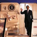 Obama saluda antes de bajar del Air Force One