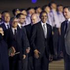 El presidente de Estados Unidos, Barack Obama (2-d), acompañado por el rey Felipe VI (d) y la vicepresidenta en funciones, Soraya Sáenz de Santamaría (i), a su llegada la base aérea de Torrejón (Madrid)