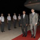 El presidente de Estados Unidos, Barack Obama (2-d), acompañado por el rey Felipe VI (d) a su llegada la base aérea de Torrejón (Madrid)