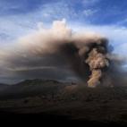 En esta foto tomada en Probolinggo, en el Este de Indonesia, el Monte Bromo ha entrado en erupción y expulsa nubes de ceniza de unos 1.200 metros.