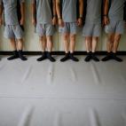 Un grupo de soldados de Corea del Sur toman clases de ballet en su base militar en Paju.