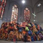 'Una pared de chalecos salvavidas y sus historias' se llama la escultura expuesta en la iglesia de San Juan en Saarbrücken, Alemania. La obra de Andrew Wakeford y Fred George se compone de un conjunto de chalecos salvavidas recogidos de las pla...