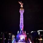 El Monumento a la Independencia de México, iluminado como la tricolor de Francia.