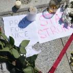 Flores y mensajes de apoyo (reza por Niza, manteneos fuertes) a las afueras de la Embajada francesa en Moscú (Rusia).