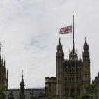 La bandera británica ondea a media asta sobre el Parlamento de Reino Unido.