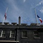 Las banderas de Reino Unido y Francia ondean a media asta sobre el número 10 de Downing Street, residencia oficial del primer ministro británico.