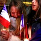 Jovenes francoaustralianas lloran durante el homenaje a las víctimas del ataque de Niza.