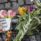 Dos ramos de flores y un mensaje de condolencia a las víctimas en la entrada de la embajada de Francia en Berlín, Alemania. "Que Dios esté con vosotros", reza la tarjeta.