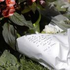 Un ramo de flores con un mensaje, depositado cerca del lugar de la matanza. Dice así: "De la gente de Australia a las familias de las víctimas de esta tragedia. Los recordaremos. Os queremos a todos. Viva Francia".