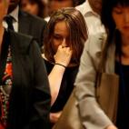 Franceses residentes en Japón se congregan en la embajada gala en Tokio para rendir tributo a los fallecidos en el atentado.